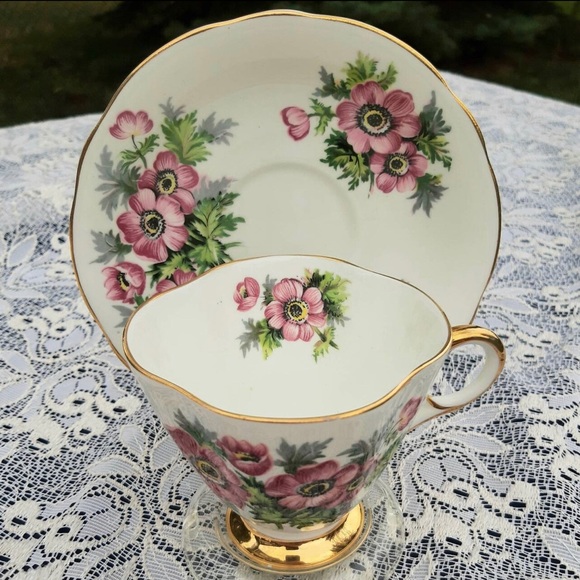 Windsor Bone China anemone flower pattern teacup - Picture 1 of 3